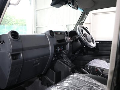 2025 Toyota LAND CRUISER 70 thumbnail 18