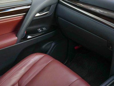 2018 Lexus LX thumbnail 24