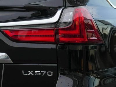 2018 Lexus LX photo 12