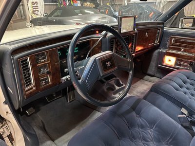 1992 Cadillac FLEETWOOD — миниатюра 23