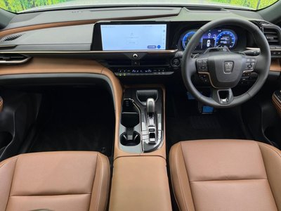 2025 Toyota CROWN ESTATE photo 2