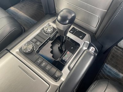 صورة 32 لـ 2017 Toyota LAND CRUISER 200