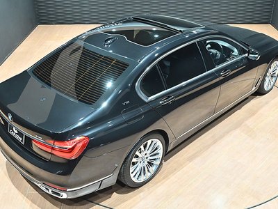 2017 BMW 7 SERIES photo 9