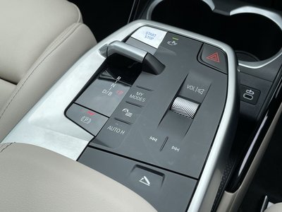 2025 BMW IX1 thumbnail 31