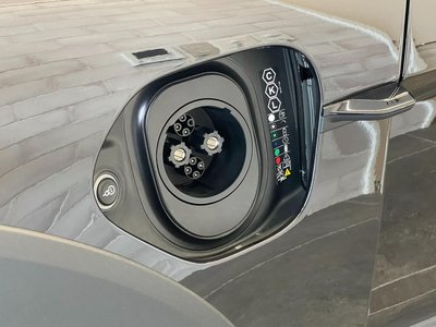 2025 Porsche TAYCAN thumbnail 31