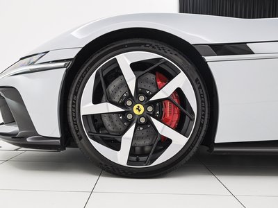صورة 9 لـ 2025 Ferrari 12 CILINDRI