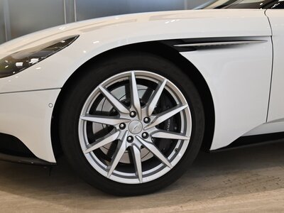 صورة 13 لـ 2021 Aston Martin DB11 VOLANTE