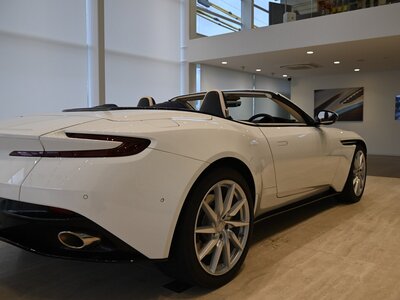 صورة 17 لـ 2021 Aston Martin DB11 VOLANTE