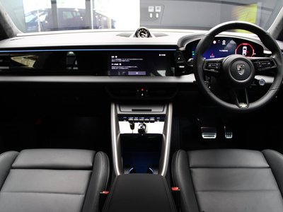 2026 Porsche MACAN photo 2