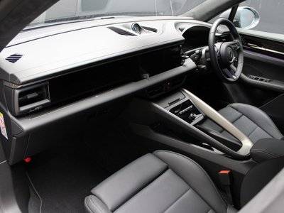 2026 Porsche MACAN photo 8