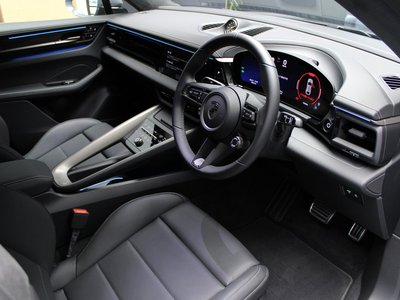 2026 Porsche MACAN photo 5