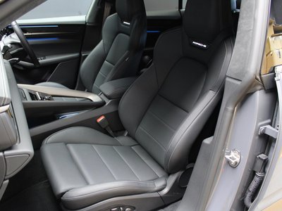 2026 Porsche MACAN photo 9