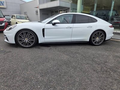 2017 Porsche PANAMERA photo 2