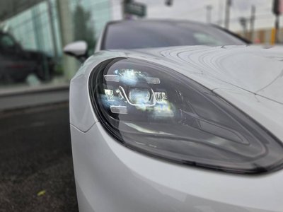 2017 Porsche PANAMERA photo 9
