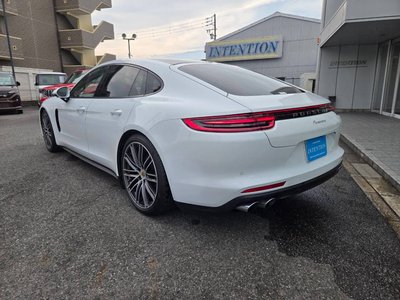 2017 Porsche PANAMERA photo 3