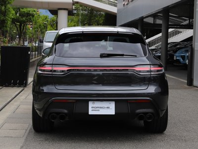 2024 Porsche MACAN photo 2