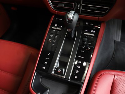2024 Porsche MACAN thumbnail 17