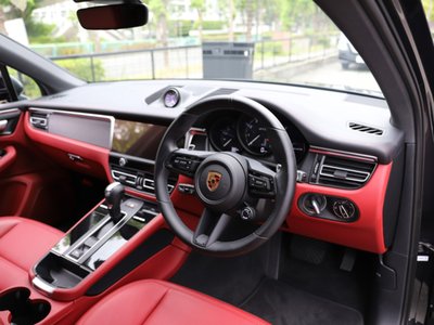 2024 Porsche MACAN photo 12