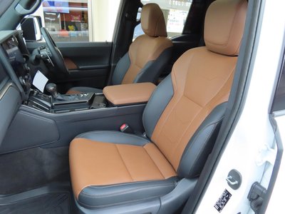 2025 Lexus GX — миниатюра 37