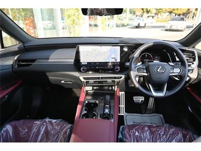 صورة 13 لـ 2025 Lexus RX