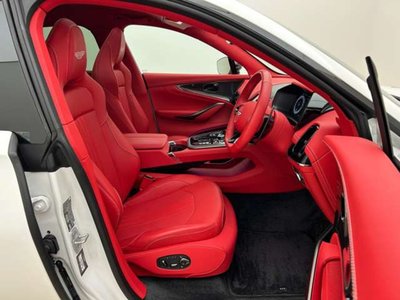 صورة 24 لـ 2025 Aston Martin DBX