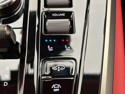 صورة 74 لـ 2025 Aston Martin DBX