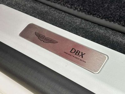 صورة 73 لـ 2025 Aston Martin DBX
