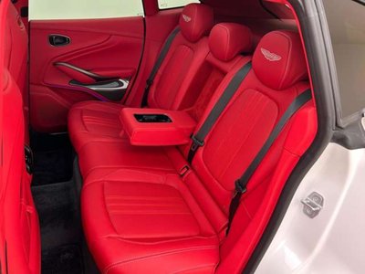 صورة 56 لـ 2025 Aston Martin DBX