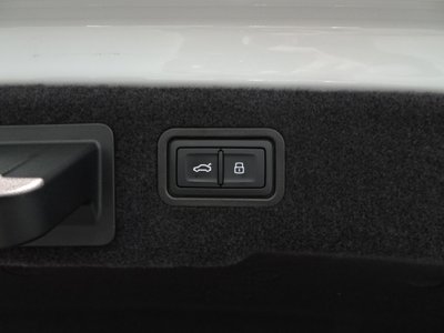 2025 AUDI A8 photo 10