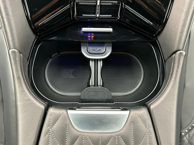 صورة 32 لـ 2024 Aston Martin DB12