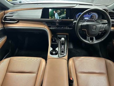 2025 Toyota CROWN ESTATE photo 2