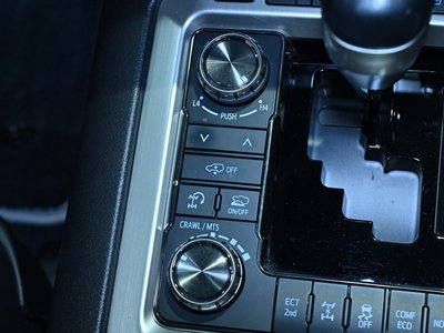 صورة 37 لـ 2017 Toyota LAND CRUISER 200