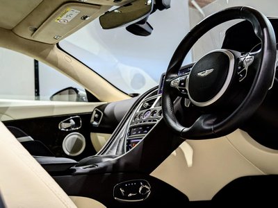 2017 Aston Martin DB11 — фото 18