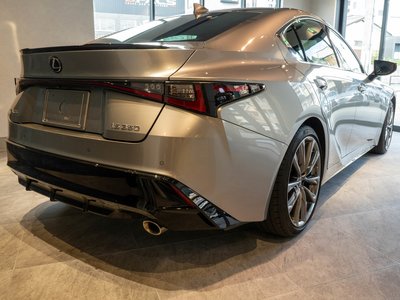 صورة مصغرة 8 لـ 2021 Lexus IS