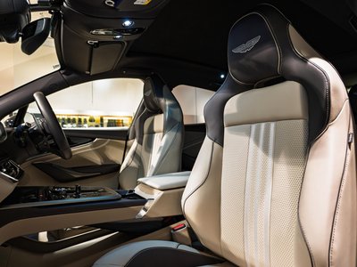 2025 Aston Martin DBX — миниатюра 23