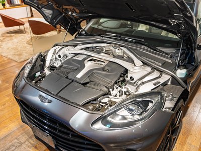 2025 Aston Martin DBX — миниатюра 13