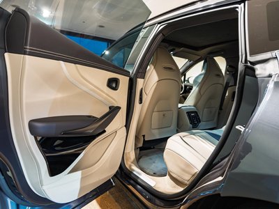 2025 Aston Martin DBX — миниатюра 26