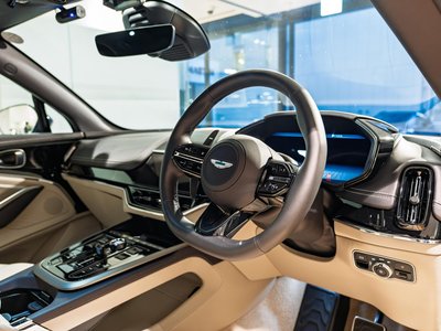 2025 Aston Martin DBX — миниатюра 16