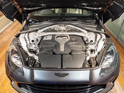 2025 Aston Martin DBX — миниатюра 12