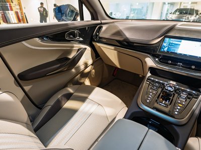 2025 Aston Martin DBX — миниатюра 20