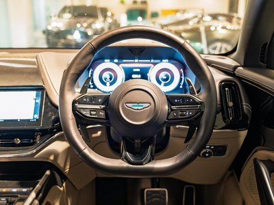 2025 Aston Martin DBX — миниатюра 18
