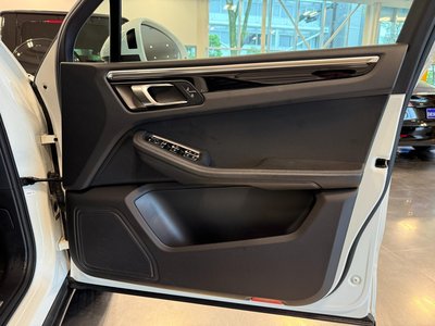 2019 Porsche MACAN thumbnail 17