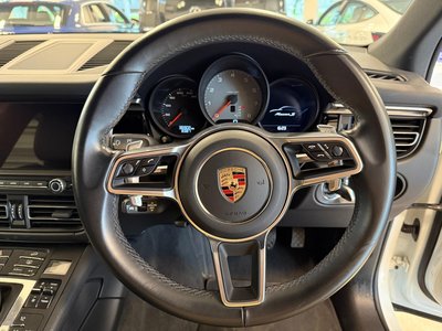 2019 Porsche MACAN thumbnail 19