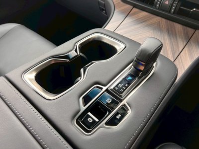 2025 Lexus LM thumbnail 60