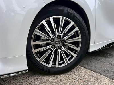 2025 Lexus LM photo 7