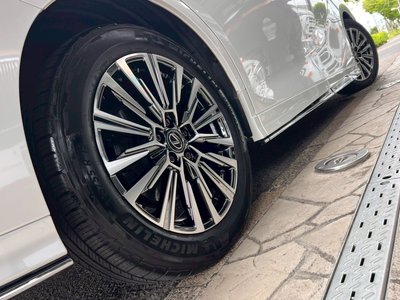2025 Lexus LM thumbnail 26
