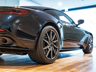 2017 Aston Martin DB11 — фото 10