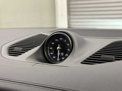 2024 Porsche CAYENNE photo 11