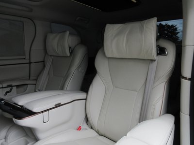 2025 Lexus LM thumbnail 34