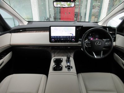 2025 Lexus LM photo 2